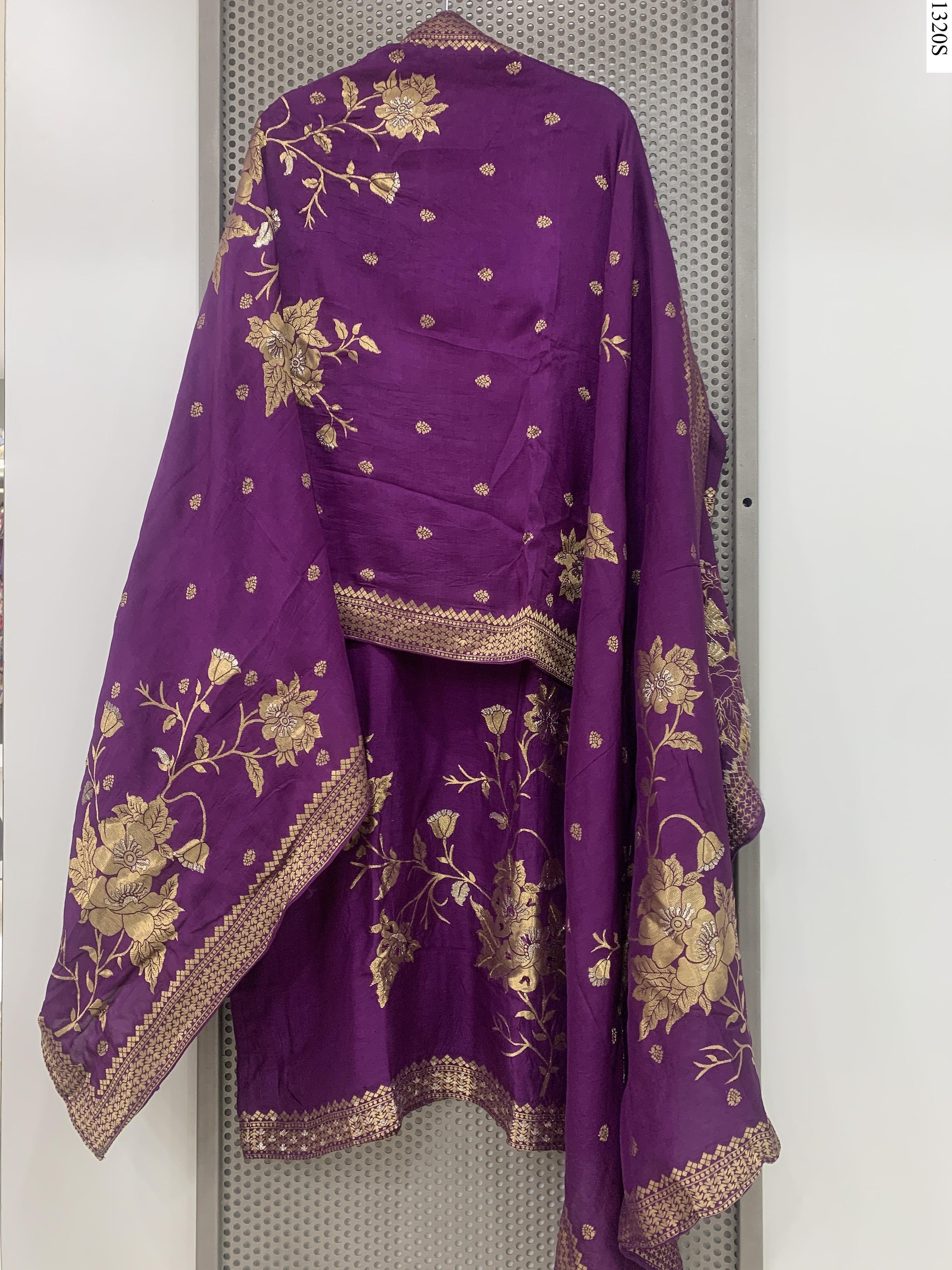 1562859